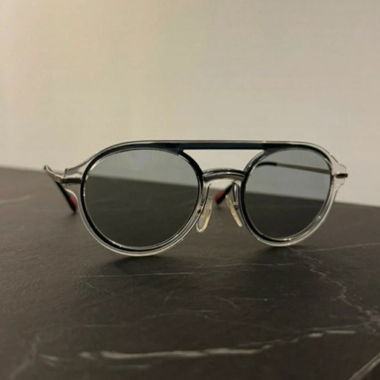 Lunettes de soleil Prada en parfait état SPS 05T