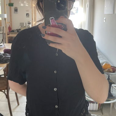 Blusa nera a maniche corte con pizzo