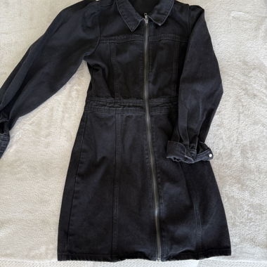 Robe en denim noir à fermeture éclair sur le devant