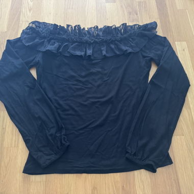 Schwarze Bluse mit Rüschen