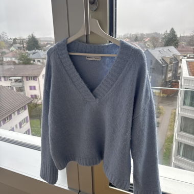 Bershka hellblauer V-Ausschnitt Pullover