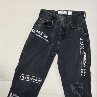  Jeans mit coolen Grafitti-Prints, Distressed Look