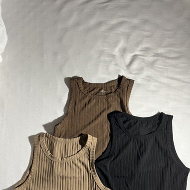 Lots de trois tops.