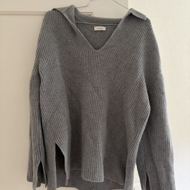 Maglione grigio in maglia con cappuccio (dariadéh)