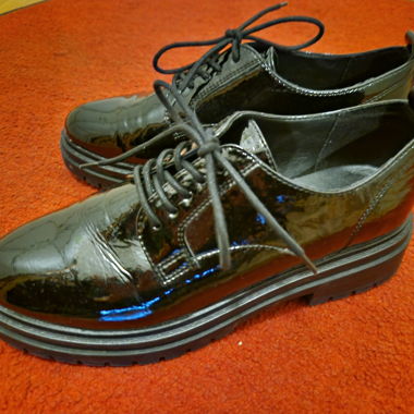 Schwarze, glänzende Schnürschuhe