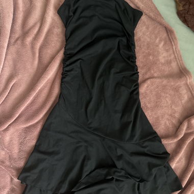 Schwarzes Kleid