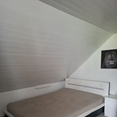 Bett mit eingebauter Musikanlage