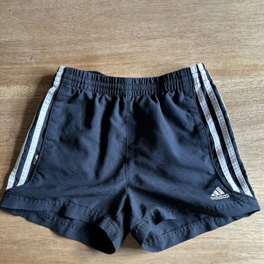 dunkelblaue adidas Shorts