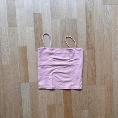 Top da donna rosa con spalline sottili