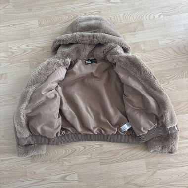 Giacca in ecopelliccia marrone chiaro/ beige
