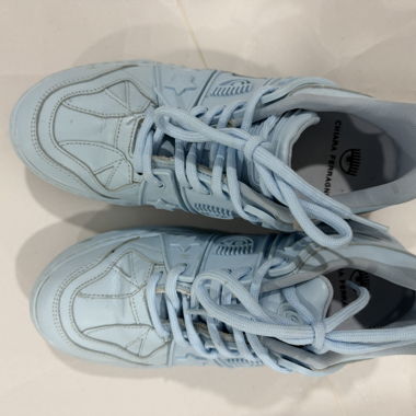 Hellblaue Sneaker