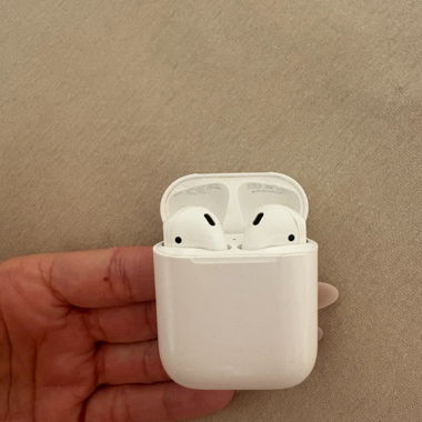 Apple AirPods (only used 1 month)