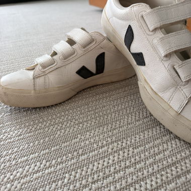 White Veja sneakers with Velcro strap