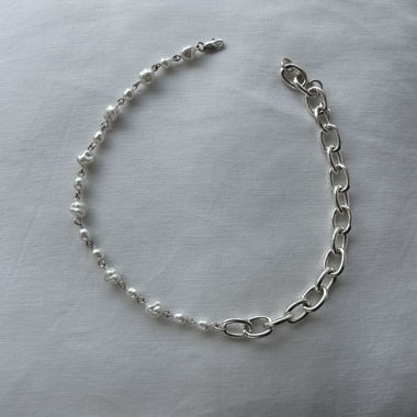 Collier de perles et chaîne à maillons couleur argent