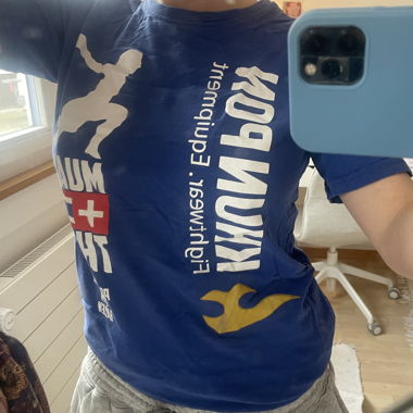 T-shirt bleu foncé avec imprimé devant et derrière