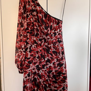 Robe rouge à motifs