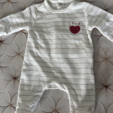 Pigiama bébé a righe con piedi