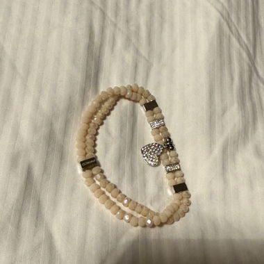 Bracciale di perle con ciondolo a cuore