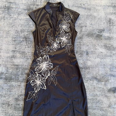 Jane Norman Kleid mit Blumenstickerei