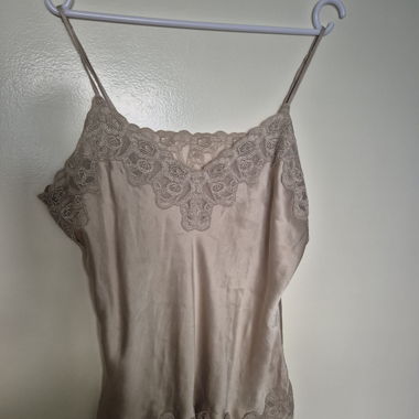 Top in raso beige con pizzo