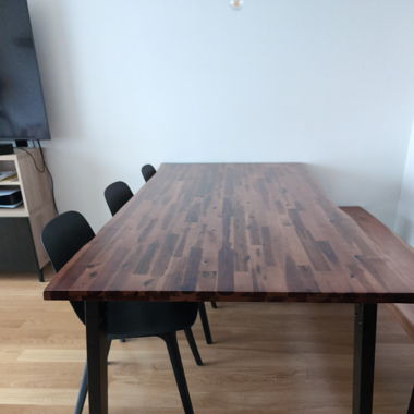 Tisch aus Akazienholz