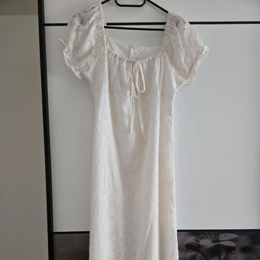Weisses Spitzenkleid