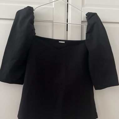 Haut noir à manches bouffantes