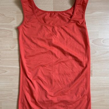 Rotes Damen-Top mit Spitze