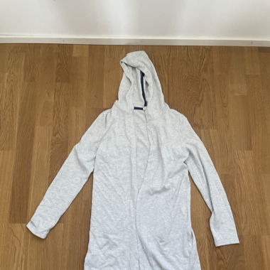 Grauer langer Cardigan
