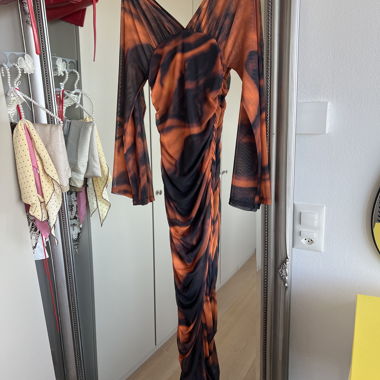 Robe longue col roulé manches longues noir-orange