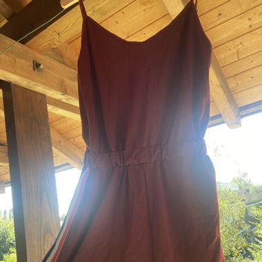 Roter Jumpsuits mit blau weiss rotem Streifen 