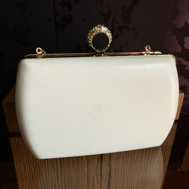 Pochette blanche avec chaîne dorée