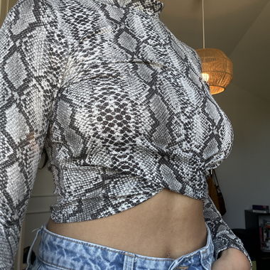 Haut serpent gris
