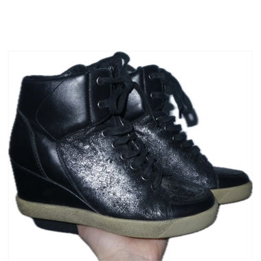Scarpe da ginnastica con zeppa in pelle nera stile anni 2010 retrò