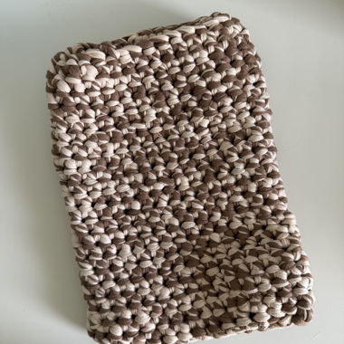 Beige Tablet-Hülle aus Häkelarbeit