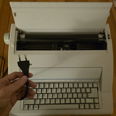 Macchina da scrivere Butec 1010