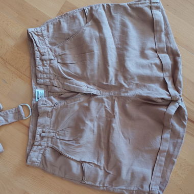 Beige Shorts mit Guertel