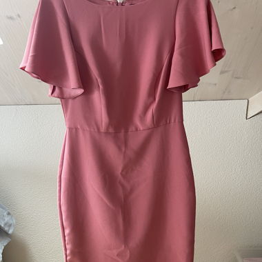 Robe rose à manches ailes