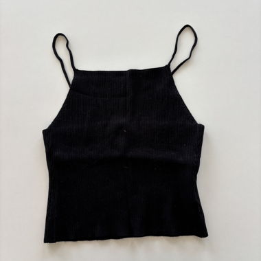 Top corto nero con spalline sottili