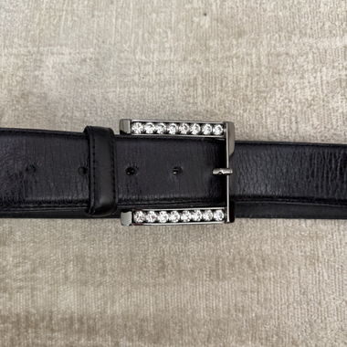 Cintura in pelle nera con fibbia