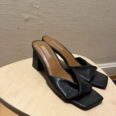 Heels open