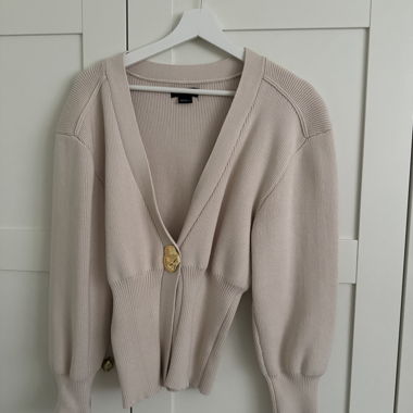 Cardigan en maille beige avec boutons dorés