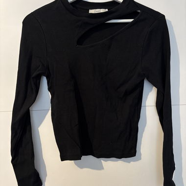 Schwarzes Langarm-Top mit Cut-Out