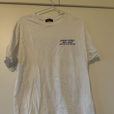 Weisses T-Shirt mit Schriftzug 
