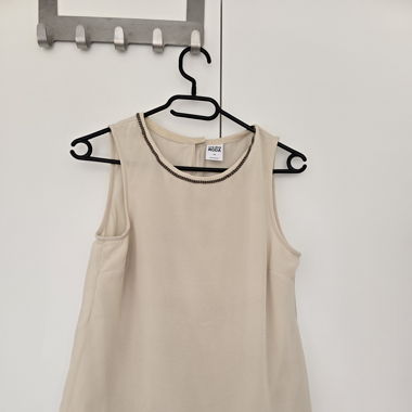 Bluse mit Verzierung am Kragen