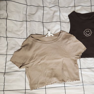 Zwei Crop Tops