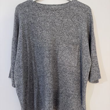 Graues Oversize-Shirt mit Tasche