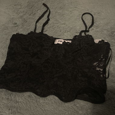 Schwarzes lace crop top