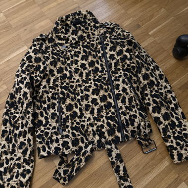 Jacke mit Leomuster