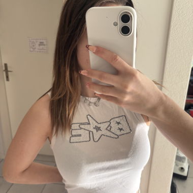 Weisses Crop-Top mit Strass-Logo #rhinestonetop